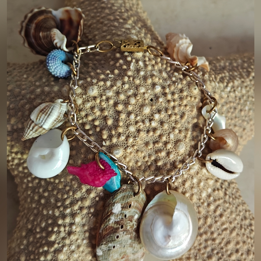 Vintage Dangling Shell Charm Bracelet